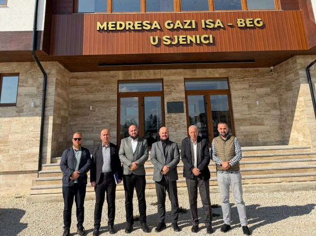Direktor Gazi Isa-beg medrese obišao odjeljenje ženske medrese u Sjenici